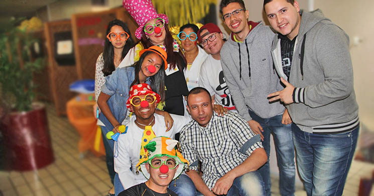 Alunos do Senac Tiradentes usam acessórios coloridos para promover otimismo Alunos do Senac Tiradentes usam acessórios coloridos para promover otimismo