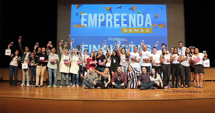 Organizadores do Empreenda e alunos finalistas durante festa de encerramento da competição Organizadores do Empreenda e alunos finalistas durante festa de encerramento da competição
