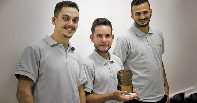 Ex-alunos do Senac Campinas posam com prêmio recebido por projeto de empreendedorismo sustentável Ex-alunos do Senac Campinas posam com prêmio recebido por projeto de empreendedorismo sustentável