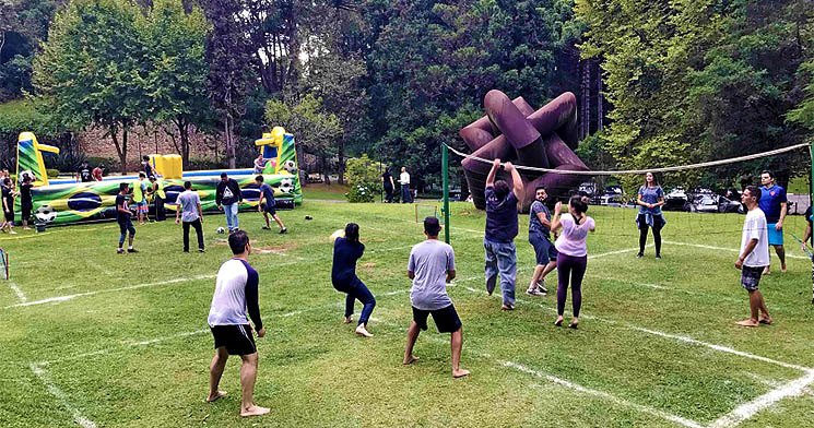 Alunos jogam partida de vôlei em gramado Alunos jogam partida de vôlei em gramado