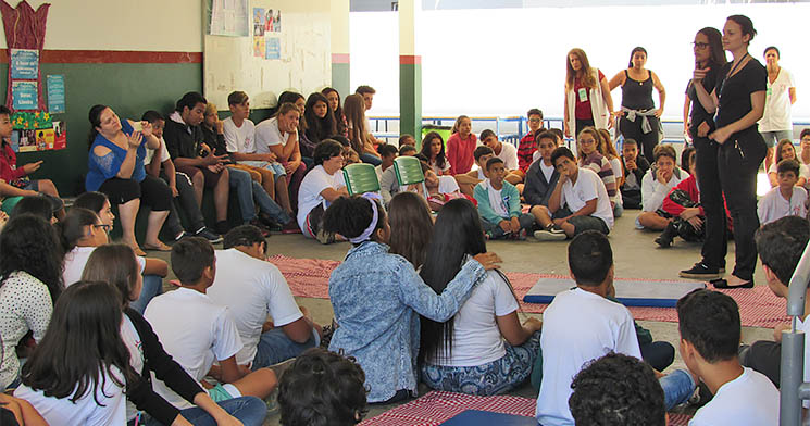 Em pátio da escola, turma apresenta orientações para alunos e educadores Em pátio da escola, turma apresenta orientações para alunos e educadores