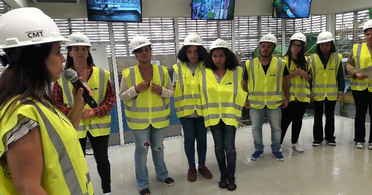 Com EPIs, alunos conhecem bastidores de empresa de reciclagem Com EPIs, alunos conhecem bastidores de empresa de reciclagem