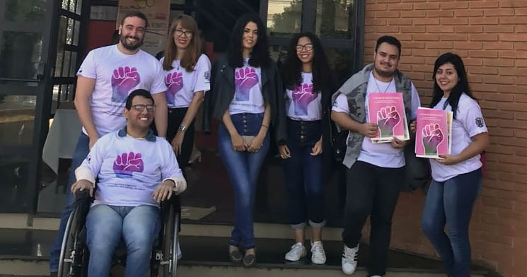 Alunos posam lado a lado com camisetas e folders criados para campanha Alunos posam lado a lado com camisetas e folders criados para campanha