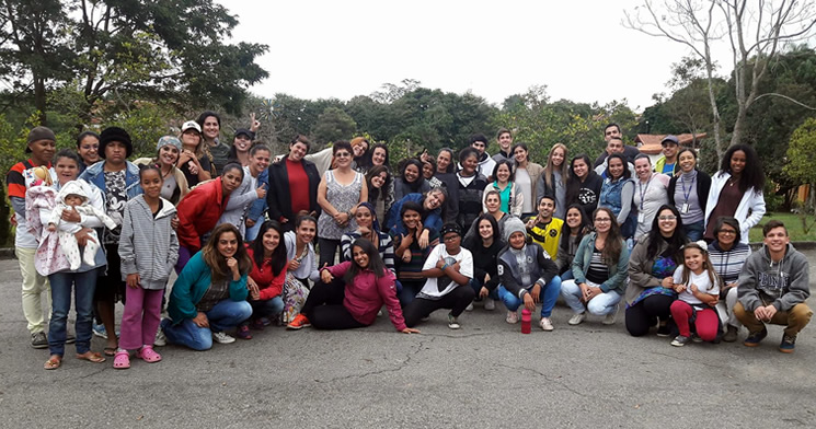 Alunos, docentes e jovens atendidas pela Fazenda Esperança posam para foto em ambiente externo da instituição social Alunos, docentes e jovens atendidas pela Fazenda Esperança posam para foto em ambiente externo da instituição social