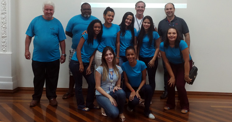 Alunos fazem apresentação para estudantes da Fatec em sala de aula da instituição Alunos fazem apresentação para estudantes da Fatec em sala de aula da instituição