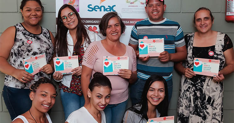 Pessoas em pé seguram cartão elaborado pelos alunos com a frase: Eu dei o melhor de mim Pessoas em pé seguram cartão elaborado pelos alunos com a frase: Eu dei o melhor de mim