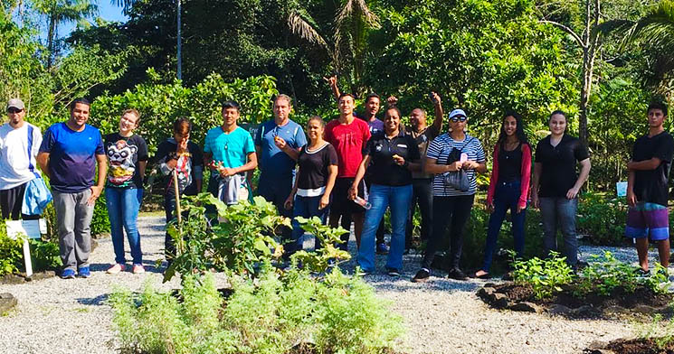 Alunos sorridentes no Viveiro de Mudas do Sesc Bertioga Alunos sorridentes no Viveiro de Mudas do Sesc Bertioga
