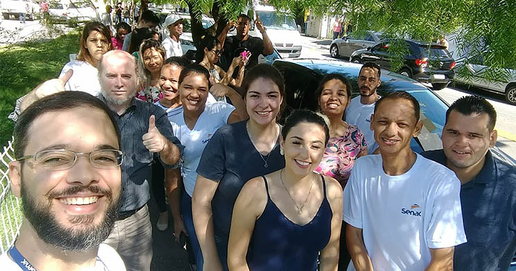 Alunos do Senac São José dos Campos durante caminhada realizada pela Vila Industrial Alunos do Senac São José dos Campos durante caminhada realizada pela Vila Industrial