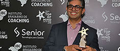 Maurício Pedro, gerente do Atendimento Corporativo do Senac São Paulo, com o troféu recebido Maurício Pedro, gerente do Atendimento Corporativo do Senac São Paulo, com o troféu recebido