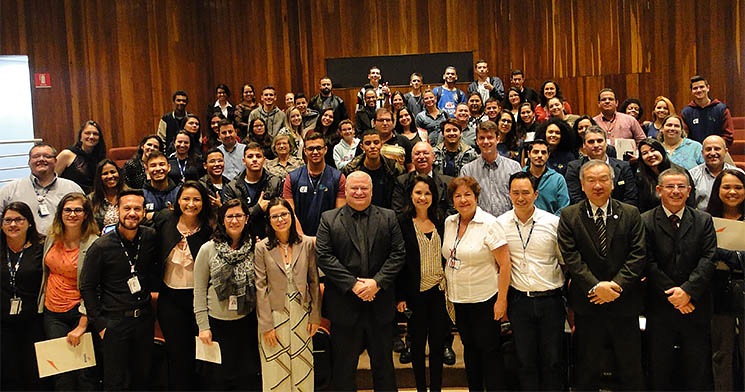 Público do evento posa para foto no palco do auditório do Senac Guaratinguetá Público do evento posa para foto no palco do auditório do Senac Guaratinguetá
