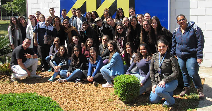 Alunos do Senac Itapetininga no jardim em frente à entrada da Fábrica de Baterias Moura Alunos do Senac Itapetininga no jardim em frente à entrada da Fábrica de Baterias Moura