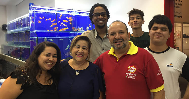 Proprietários da empresa e alunos do Senac Bebedouro na loja Proprietários da empresa e alunos do Senac Bebedouro na loja