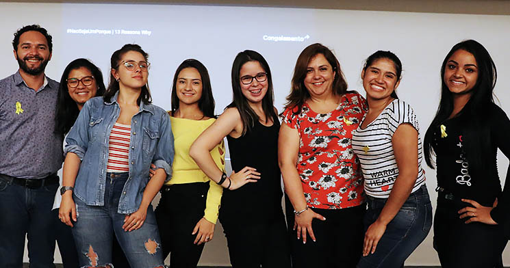 Jovens sorridentes lado a lado Jovens sorridentes lado a lado