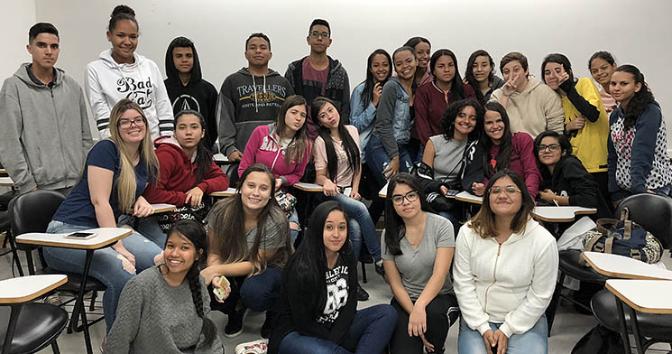 Aprendizes reunidos lado a lado Aprendizes reunidos lado a lado