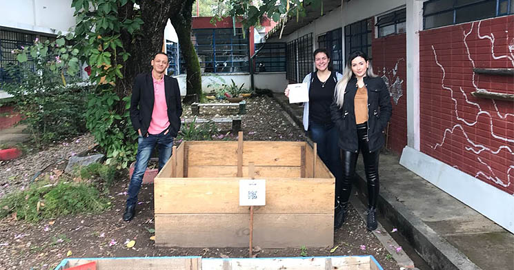 Três alunos do Técnico em Logística do Senac São José dos Campos posam para foto ao lado da composteira instalada na escola estadual Três alunos do Técnico em Logística do Senac São José dos Campos posam para foto ao lado da composteira instalada na escola estadual