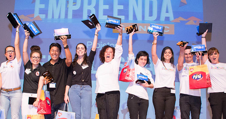 Alunos vencedores da competição exibem placas de premiação durante evento de encerramento da iniciativa Alunos vencedores da competição exibem placas de premiação durante evento de encerramento da iniciativa