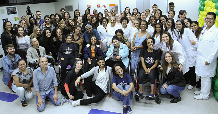 Alunos do Senac Largo Treze e integrantes da Cia De Rodas Para o Ar sorriem lado a lado Alunos do Senac Largo Treze e integrantes da Cia De Rodas Para o Ar sorriem lado a lado