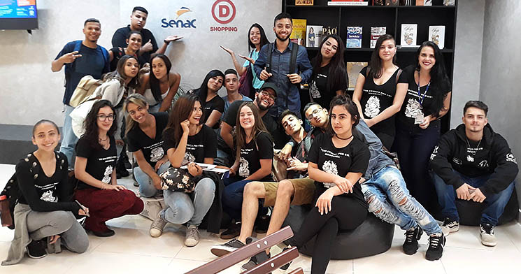 Alunos do programa Aprendizagem do Senac Santana durante exposição que promoveram no Shopping D Alunos do programa Aprendizagem do Senac Santana durante exposição que promoveram no Shopping D