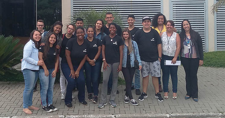Alunos reunidos em frente à prefeitura de Guaratinguetá Alunos reunidos em frente à prefeitura de Guaratinguetá