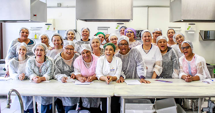 Docente Isabel Bonfim (ao centro) e merendeiras da prefeitura que participaram da capacitação no laboratório do Senac Penha Docente Isabel Bonfim (ao centro) e merendeiras da prefeitura que participaram da capacitação no laboratório do Senac Penha