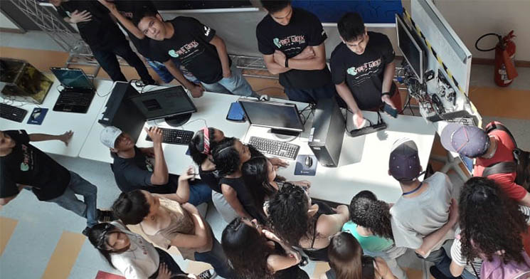 Alunos apresentam cases em bancada de hardware durante evento organizado no Senac Osasco Alunos apresentam cases em bancada de hardware durante evento organizado no Senac Osasco