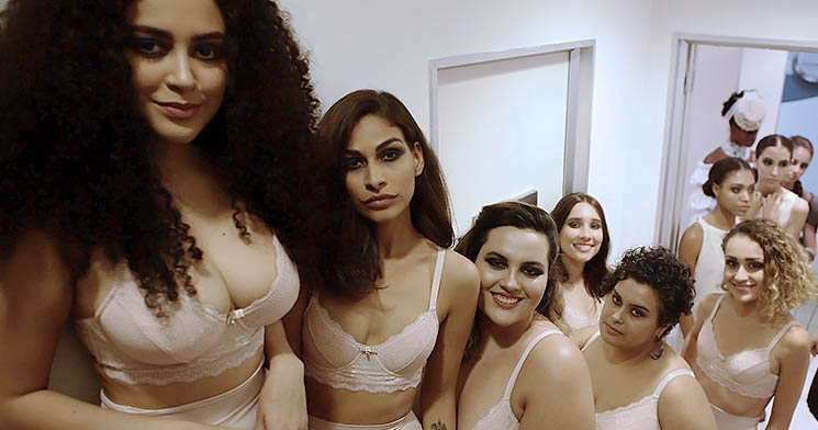 Modelos de lingerie posam para foto nos bastidores do desfile de João Pimenta no SPFW 2018 Modelos de lingerie posam para foto nos bastidores do desfile de João Pimenta no SPFW 2018