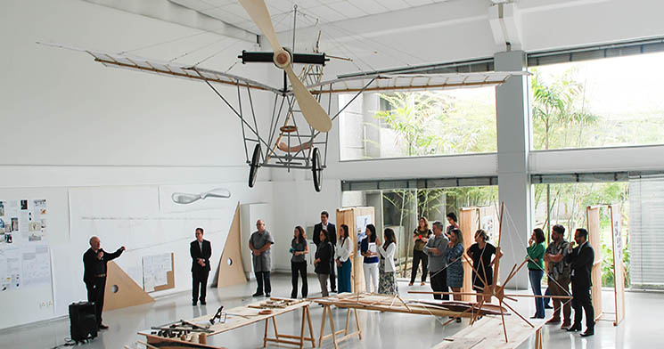 Público observa réplica do avião Demoiselle construída por alunos do Centro Universitário Senac Público observa réplica do avião Demoiselle construída por alunos do Centro Universitário Senac