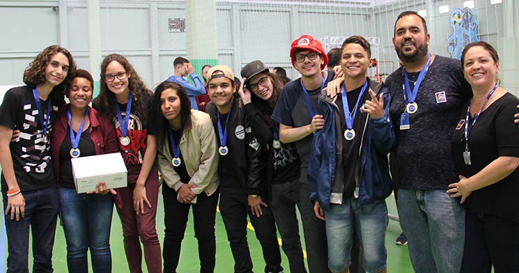 integrantes da equipe Butterfly, do Senac Santo André, sorridentes e com medalhas azuis penduradas no pescoço integrantes da equipe Butterfly, do Senac Santo André, sorridentes e com medalhas azuis penduradas no pescoço