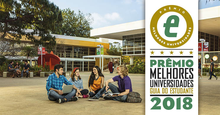 Imagem de jovens sentados no pátio do Centro Universitário Senac com selo do Prêmio Melhores Universidades Imagem de jovens sentados no pátio do Centro Universitário Senac com selo do Prêmio Melhores Universidades