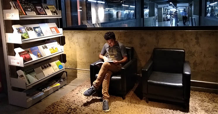 Homem l? livro sentado em poltrona da sala de leitura do Museu de Arte Sacra na esta??o Tiradentes do Metr? Homem l? livro sentado em poltrona da sala de leitura do Museu de Arte Sacra na esta??o Tiradentes do Metr?