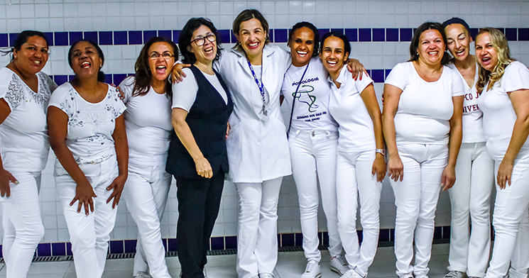 Alunas sorridentes reunidas lado a lado Alunas sorridentes reunidas lado a lado