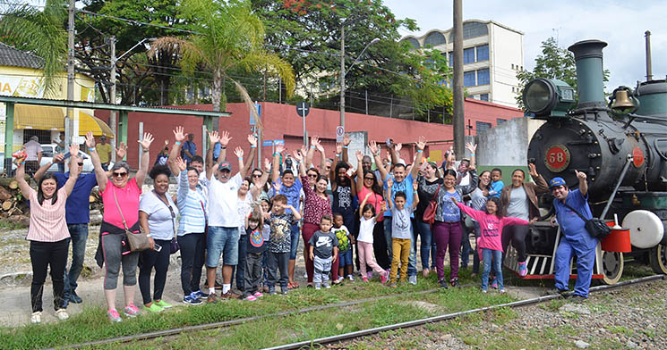 Pessoas celebram em frente à Locomotiva 58 Pessoas celebram em frente à Locomotiva 58