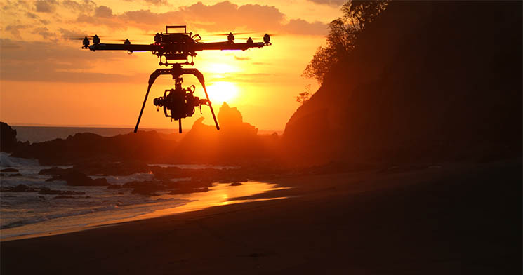 Drone sobrevoando paisagem natural Drone sobrevoando paisagem natural