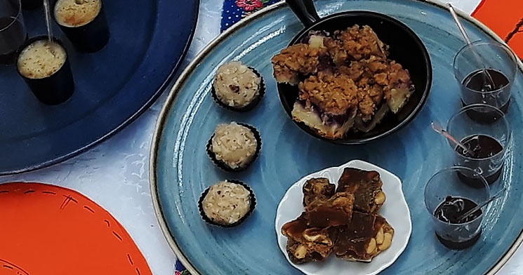 Pratos coloridos e redondos com doces produzidos por alunos de confeitaria Pratos coloridos e redondos com doces produzidos por alunos de confeitaria