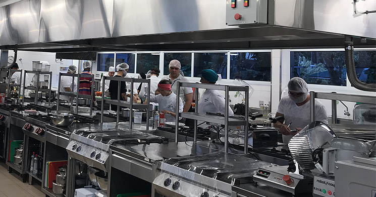 Alunos em atividade em cozinha pedagógica da unidade Alunos em atividade em cozinha pedagógica da unidade