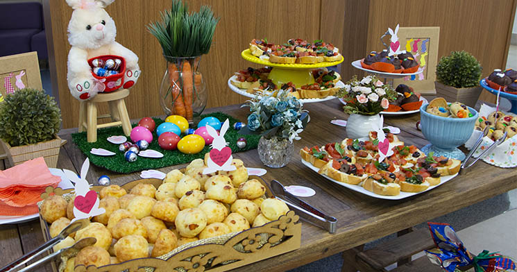 Mesa do coffee break inspirado na Páscoa com doces e salgados Mesa do coffee break inspirado na Páscoa com doces e salgados