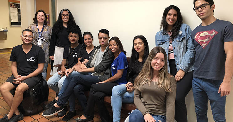 Alunos do Técnico em Recursos Humanos do Senac Limeira sentados em banco da unidade Alunos do Técnico em Recursos Humanos do Senac Limeira sentados em banco da unidade