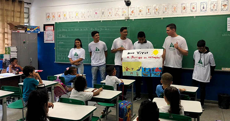 Aprendizes do Senac Santana fazem apresentação com cartaz em sala de aula de escola da rede pública Aprendizes do Senac Santana fazem apresentação com cartaz em sala de aula de escola da rede pública