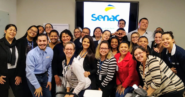 Alunos e professores de hotelaria do Campus Santo Amaro posam com copeiras da Prevent Senior que passaram por treinamento Alunos e professores de hotelaria do Campus Santo Amaro posam com copeiras da Prevent Senior que passaram por treinamento