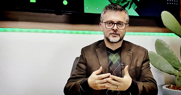 Dr. Daniel Barros em estúdio durante Webinar Senac Dr. Daniel Barros em estúdio durante Webinar Senac