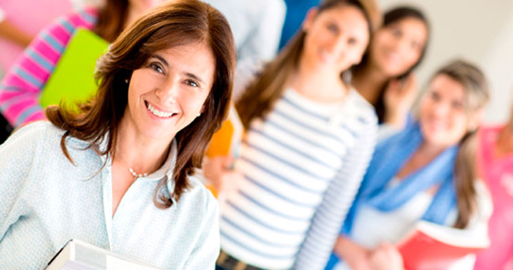 Foto de uma mulher na frente e grupo de estudantes desfocado atrás. Foto de uma mulher na frente e grupo de estudantes desfocado atrás.