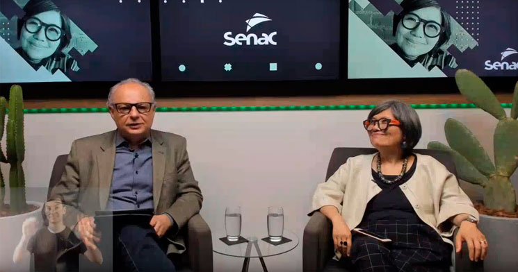 Foto de dois professores sentados em poltrona em estúdio de gravação e fundo televisão com logo do Senac São Paulo. Foto de dois professores sentados em poltrona em estúdio de gravação e fundo televisão com logo do Senac São Paulo.